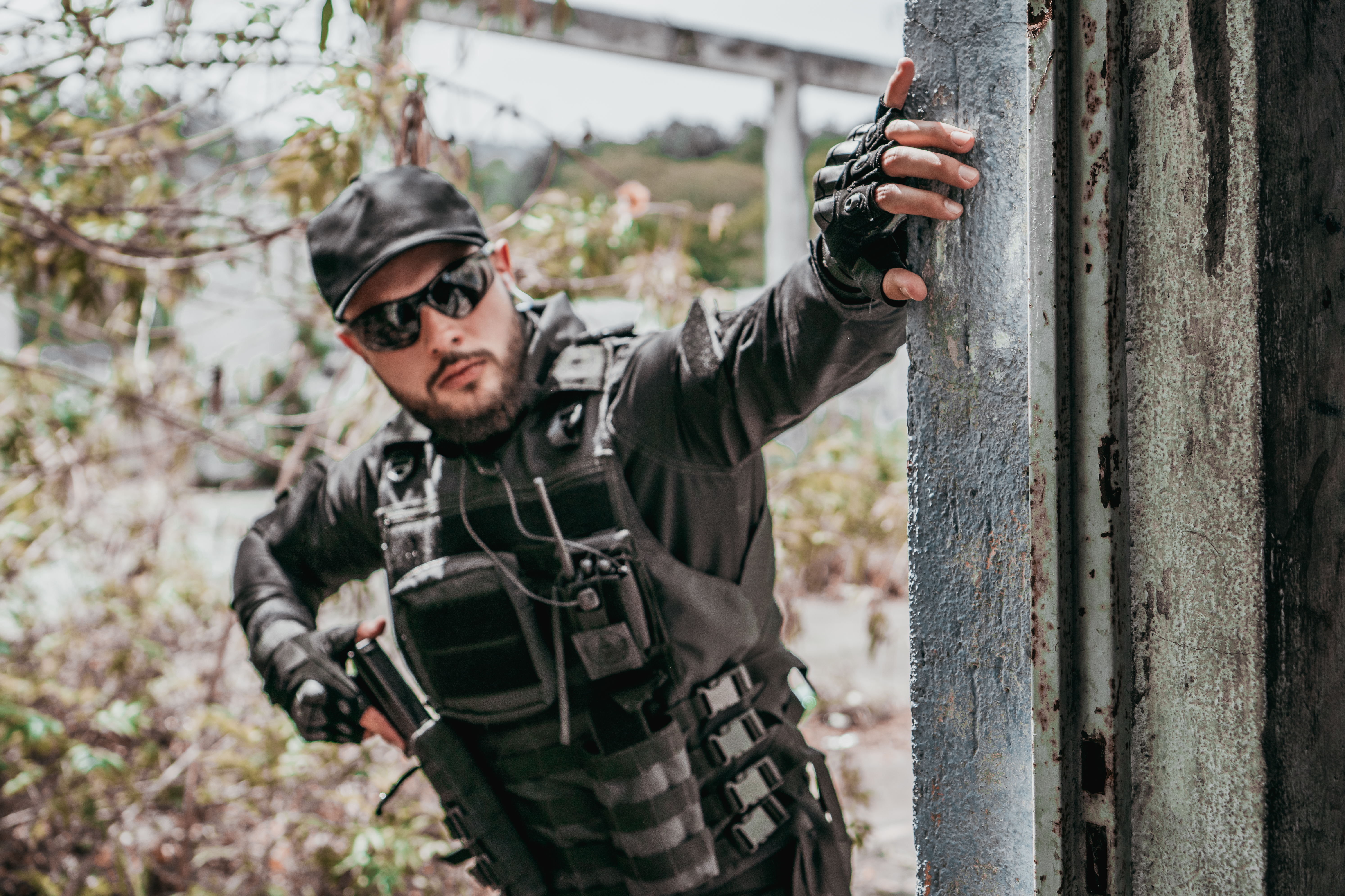 Operador tático em campo com equipamento Atenas